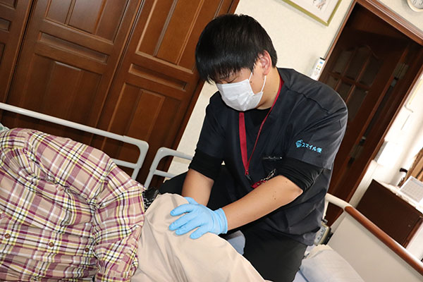 リハビリテーション、マッサージを提供する理学療法士