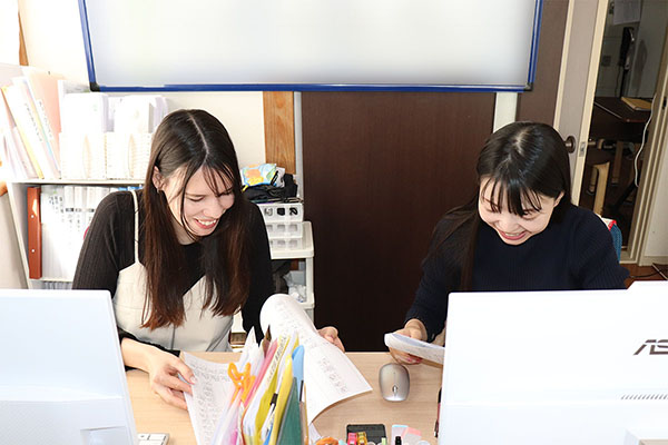 笑顔でご相談に対応するスタッフ